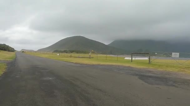 Jadąc Wzdłuż Lagoon Lord Howe Island Mijając Lokalne Lotnisko Deszczowy — Wideo stockowe