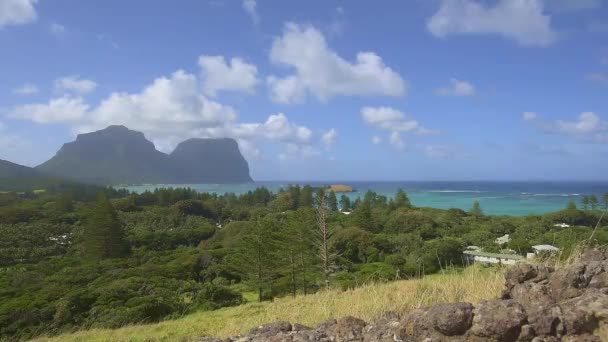 Pohled Ostrov Lord Howe Slunečného Větrného Dne Lidgbird Gower Pozadí — Stock video