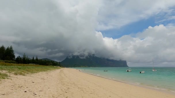 Commuter Vliegtuigen Vertrekken Lord Howe Island Met Donkere Wolken Gower — Stockvideo