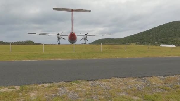Unghiul Scăzut Unei Aeronave Navetă Elice Turbo Care Pleacă Elice — Videoclip de stoc