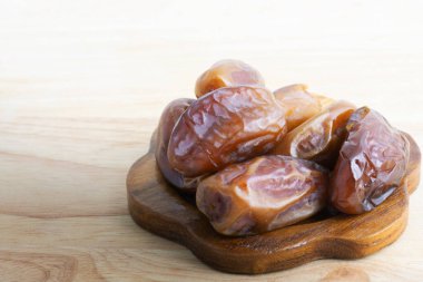 Kurumuş randevu. Ahşap arkaplanda kuru tarihlerin kapatılması.