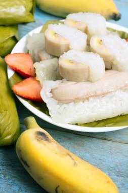 Khao Tom Mad Thai tatlısı, hindistan cevizi sütü ve şekerli yapışkan pirinç, muz yapraklarıyla pişirilmiş, buharda pişirilmiş ve yenmeden önce pişirilmiş..