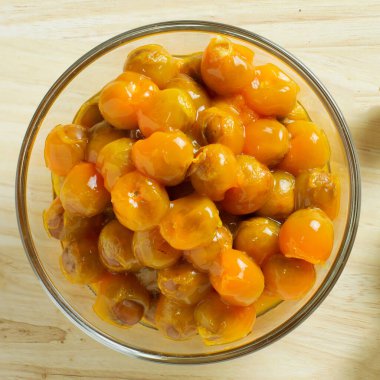 Seylan meşesini giydirin, Schleichera oleosa cam bardakta..