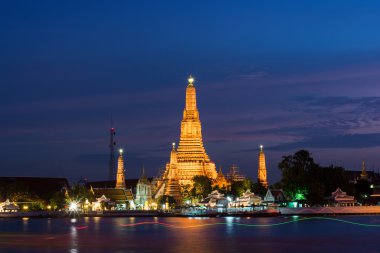 Gün batımı sırasında WAT Arun tapınakta Bangkok