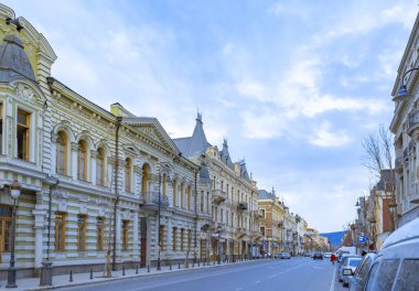 Tiflis, David Agmashenebeli Caddesi. Ön cephe oluşturuluyor.