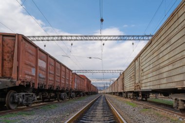  Georgia, Tiflis. Demiryolu kavşağı. Eski tren vagonları. Yük ve yolcu vagonları hizmet dışı..