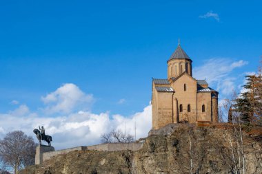 Georgia, Tiflis 'teki kilise. Görüş. Mevcut Metekhi Kilisesi.