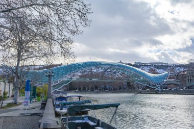 Tiflis, Georgia.Kura Nehri üzerindeki Barış Köprüsü. Bir turist rotası.