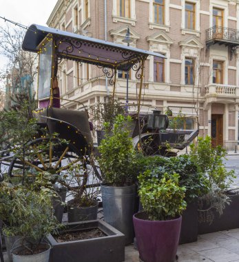 Tiflis, David Agmashenebeli Caddesi. Ön cephe oluşturuluyor.