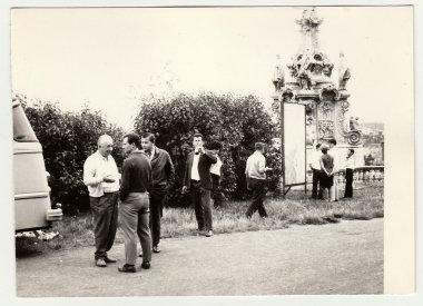 Vintage fotoğraf grup insan uzun otobüs yolculuğu sırasında gösterir..