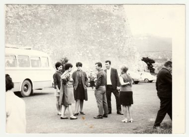 Vintage fotoğraf grup insan uzun otobüs yolculuğu sırasında gösterir..
