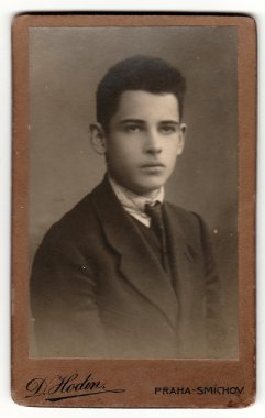 Prag, Çekoslovakya Cumhuriyet - Circa 1920'lerde: Vintage kabin kartı gösterir genç çocuk giyer posh giysi. Sepya tonu ile antik siyah ve beyaz fotoğraf.