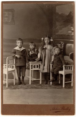 Hodonin, Austria-Hungary-yaklaşık 1910: Vintage kabin kartı çocukların bir grup gösterir. Antik siyah ve beyaz fotoğraf stüdyosunda çekildi.