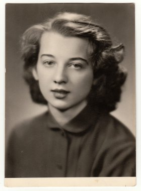 Çekoslovak Sosyalist Cumhuriyeti - 1960'larda yaklaşık: Vintage Fotoğraf kız. Fotoğraf mezuniyet zamanında çekildi.