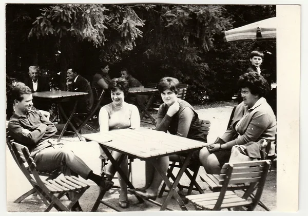 Vintage photo montre groupe de personnes assis au restaurant du jardin . — Photo