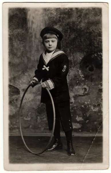 Foto vintage muestra niño lleva traje marinero con aro. Foto en blanco y negro antiguo . — Foto de Stock