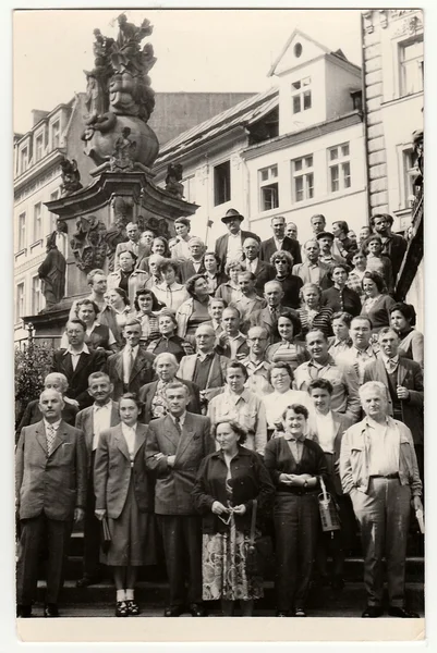 Foto vintage mostra grupo de pessoas em férias . — Fotografia de Stock