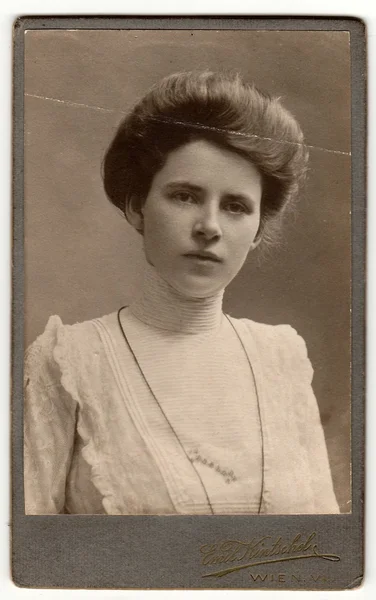Vintage kabin kartı kadın Victoria ve Edwardian saç stili ile gösterir. Antik siyah ve beyaz fotoğraf.