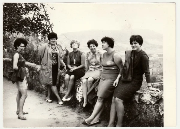 Foto vintage mostra grupo de mulheres em férias . — Fotografia de Stock