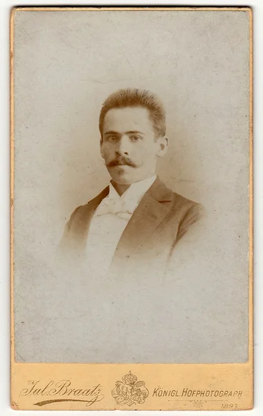 Vintage cabinet card mostra ritratto in studio di uomo con i baffi. Antico bianco e nero foto . — Foto Stock