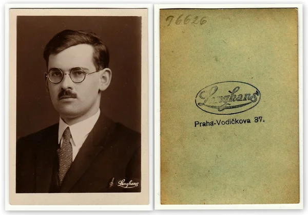 Přední a zadní část vinobraní fotografie ukazuje mladý muž s brýlemi a knír. Starožitné černé & bílé fotografie s sépiový odstín — Stock fotografie