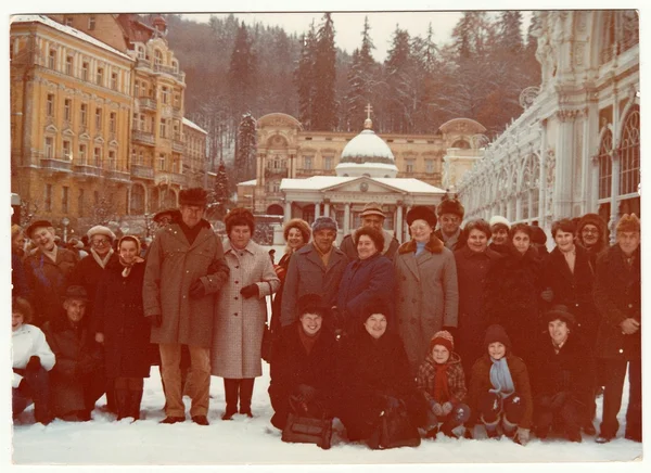 Vintage foto toont groep mensen op wintervakantie. — Stockfoto