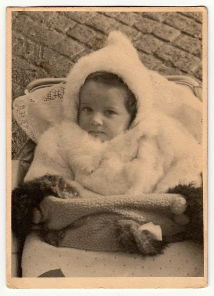 Foto vintage muestra bebé en cochecito (carro de bebé ). — Foto de Stock