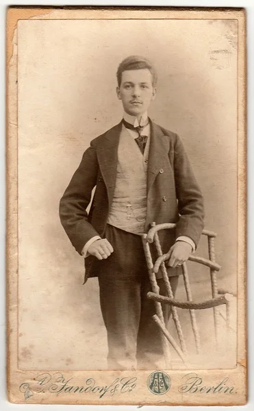 Vintage carte d'armoire montre homme dandy porte un vêtement chic. Photo antique noir & blanc . — Photo