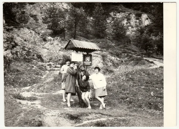 Vintage foto muestra grupo de mujeres de vacaciones . — Foto de Stock