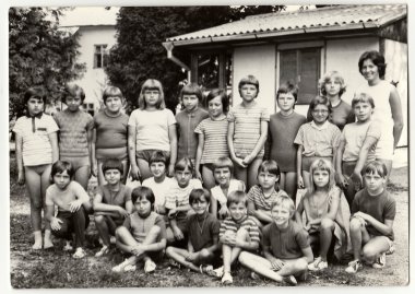 Gençler ve yaz kampında kadın şefleri Vintage Fotoğraf gösterir.