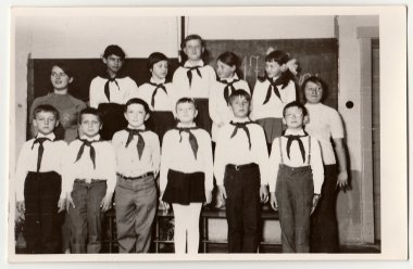 Öğrenciler bir öncü kırmızı ile bağları sınıfta Vintage Fotoğraf gösterir.