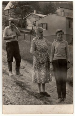 Vintage Fotoğraf dedesi ve onların torunu köyde gösterir.