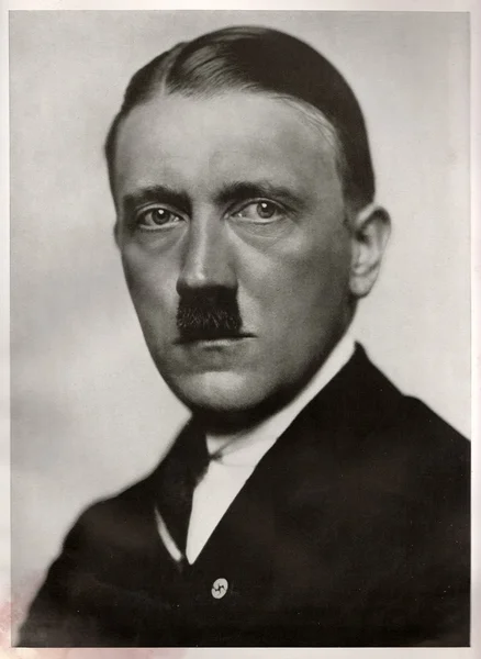 Portrait studio d'Adolf Hitler, dirigeant de l'Allemagne nazie. Reproduction de photo antique . — Photo