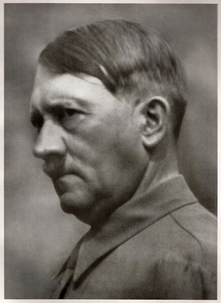 ГЕРМАНИЯ - 1934: Студийный портрет Адольфа Гитлера, лидера нацистской Германии. Воспроизведение антикварной фотографии
.