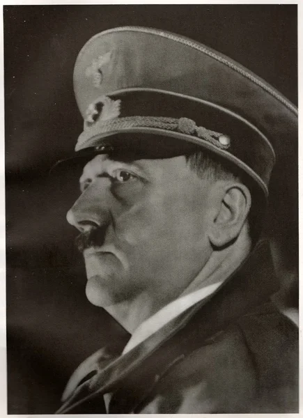 Hitler erklärt Deutschland und Österreich (Ostmark) zu einer Einheit, dem Beginn des Großdeutschen Reiches. Emotionale Rede vom Balkon des Linzer Rathauses. Reproduktion eines antiken Fotos. — Stockfoto