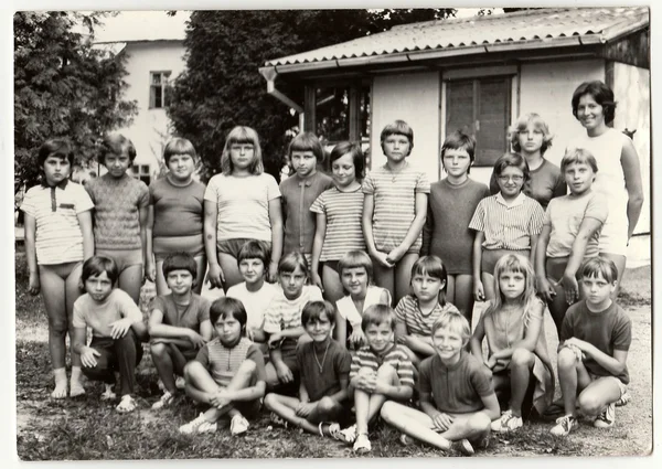 Vintage foto visar tonåringar och kvinnliga chefer på sommarläger. — Stockfoto