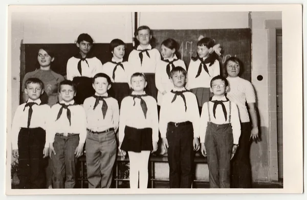 Foto vintage mostra alunos com laços vermelhos pioneiros na sala de aula . — Fotografia de Stock