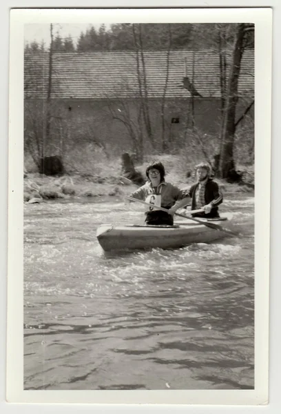 Foto vintage mostra jovens canoístas no rio . — Fotografia de Stock