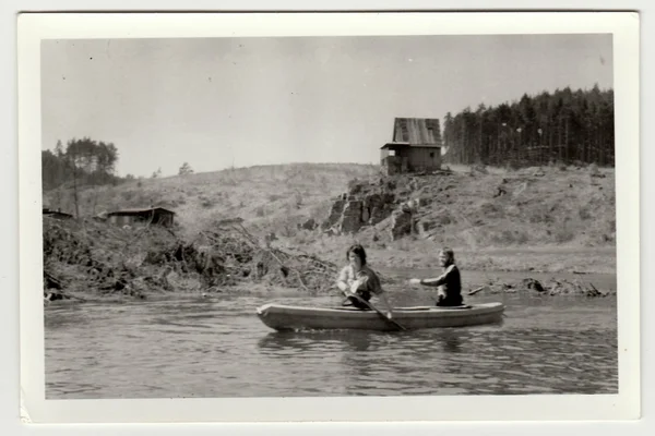 Foto vintage mostra jovens canoístas se preparam para canoagem . — Fotografia de Stock