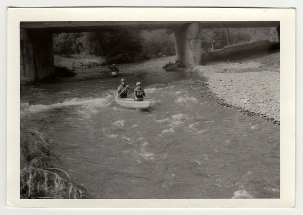 Vintage fotó mutatja a fiatal kenusok a folyó. — Stock Fotó