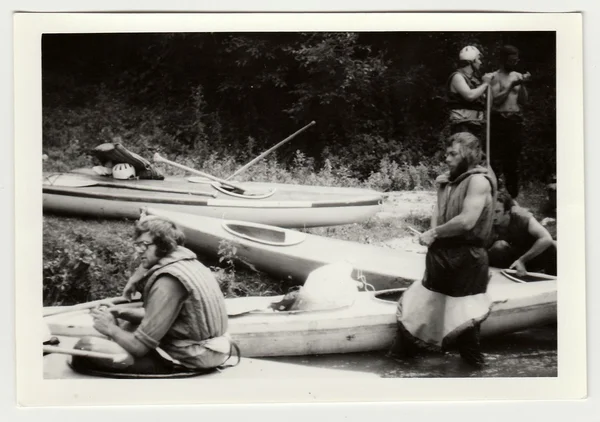 Foto vintage mostra jovens canoístas no rio . — Fotografia de Stock