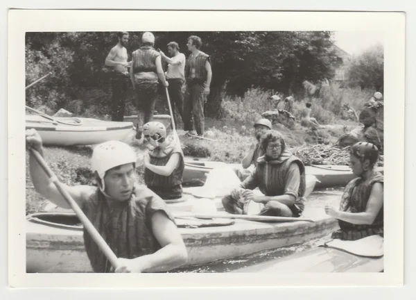 Foto vintage mostra jovens canoístas no rio . — Fotografia de Stock