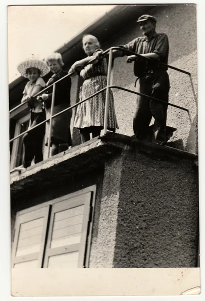 Vinobraní fotografie ukazuje lidem na balkóně. — Stock fotografie