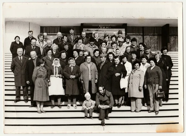 Vintage fotó állvány emberek csoportja mutatja a lépcsőn. — Stock Fotó