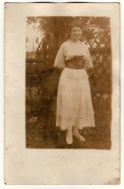 Vintage fotoğraf yaz bahçesinde kadın gösterir. Siyah ve beyaz fotoğraf.