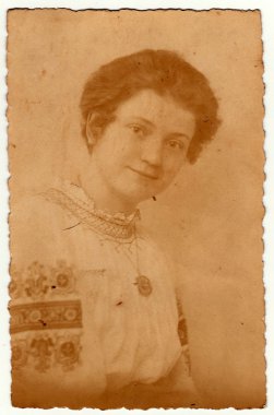 Vintage fotoğraf genç kadın çiçek desenli bir halk bluz (Pazar en iyi elbise) giyer gösterir. Antika siyah ve beyaz stüdyo portresi.
