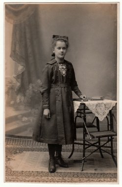 Vintage fotoğraf genç kız Pazar en iyi elbise giyer gösterir. Antika siyah ve beyaz stüdyo portresi.