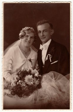Vintage fotoğraf düğün buket ile yeni evliler. Gelin düğün peçe headdress giyiyor. Damat lüks giyim, beyaz papyon giyiyor. Siyah ve beyaz antika stüdyo portre.