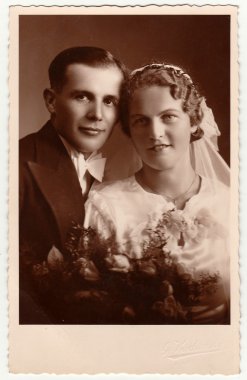Vintage fotoğraf düğün buket ile yeni evliler. Gelin düğün peçe headdress giyiyor. Damat lüks giyim, beyaz papyon giyiyor. Siyah ve beyaz antika stüdyo portre.
