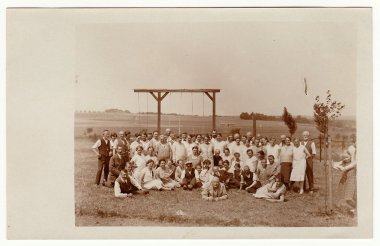 Vintage Fotoğraf bir grup insan açık havada gösterir. Yatay için ip-tırmanma arka planda çubuktur. Siyah ve beyaz fotoğraf.